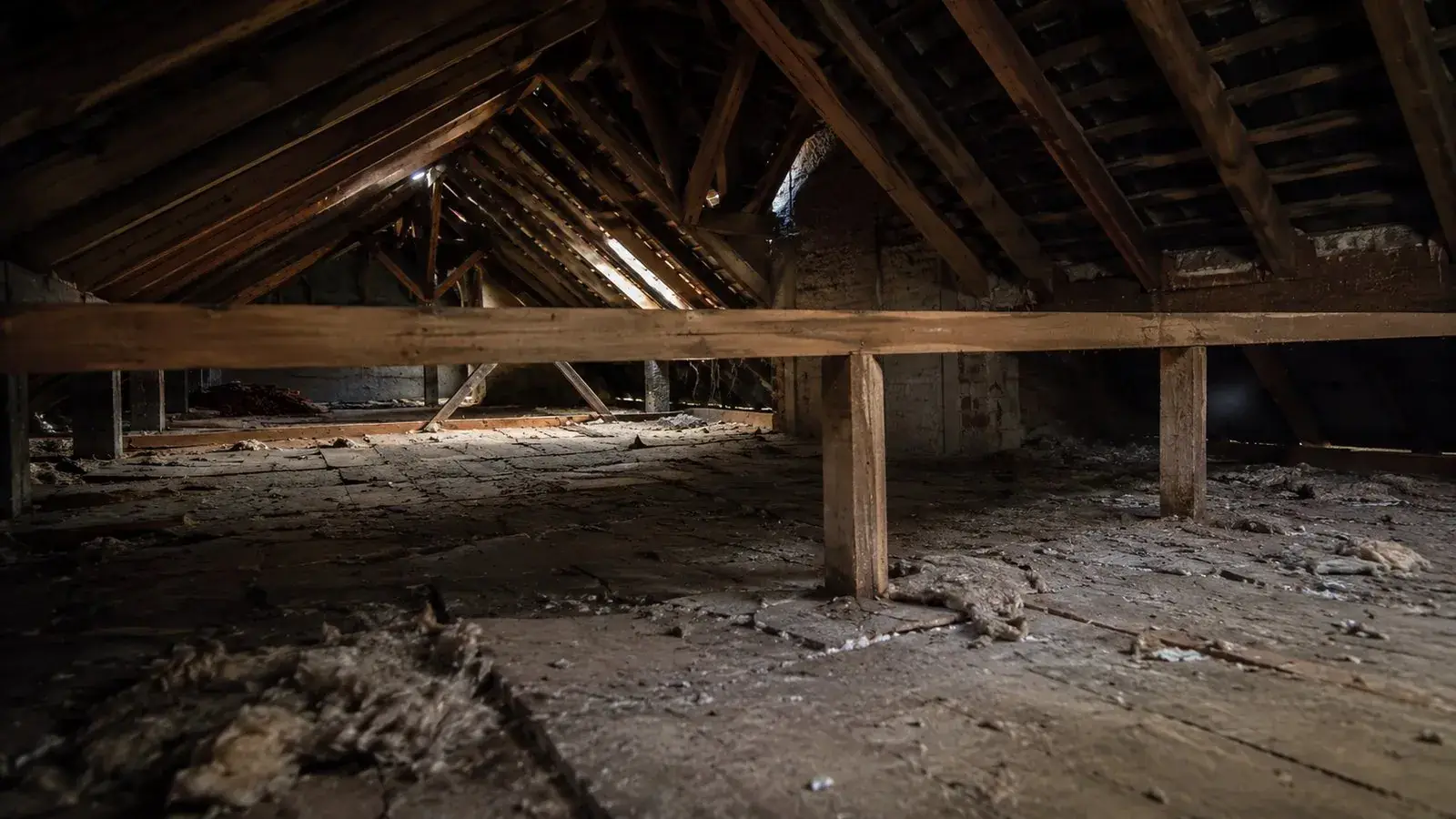 Combles perdus non isolés, charpente apparente