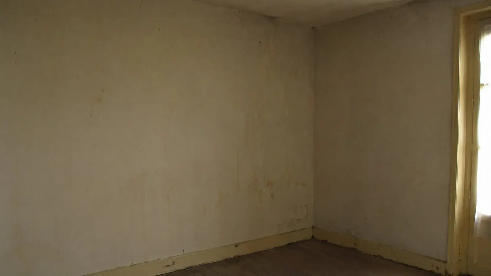 Mur intérieur ancien non isolé