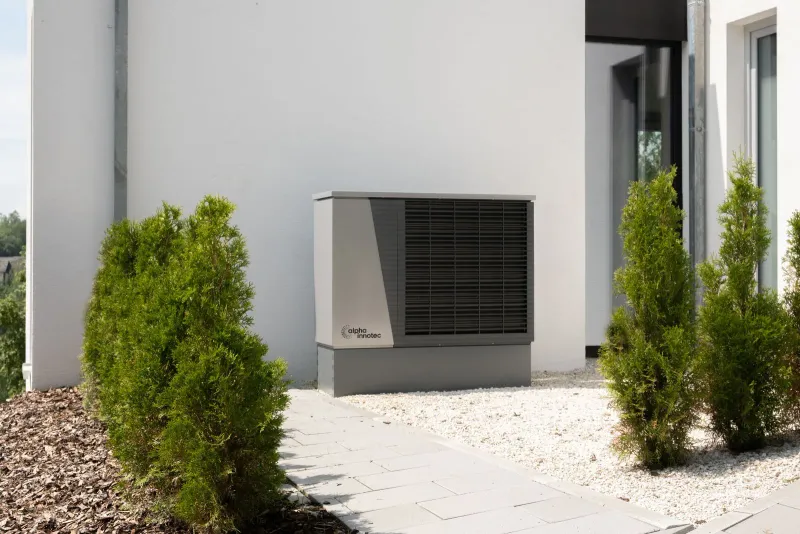 Pompe à chaleur air/eau installée à l’extérieur d’une maison