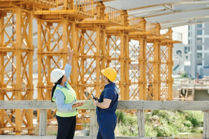 Conseiller BH ENERGY étudiant un dossier de rénovation sur site